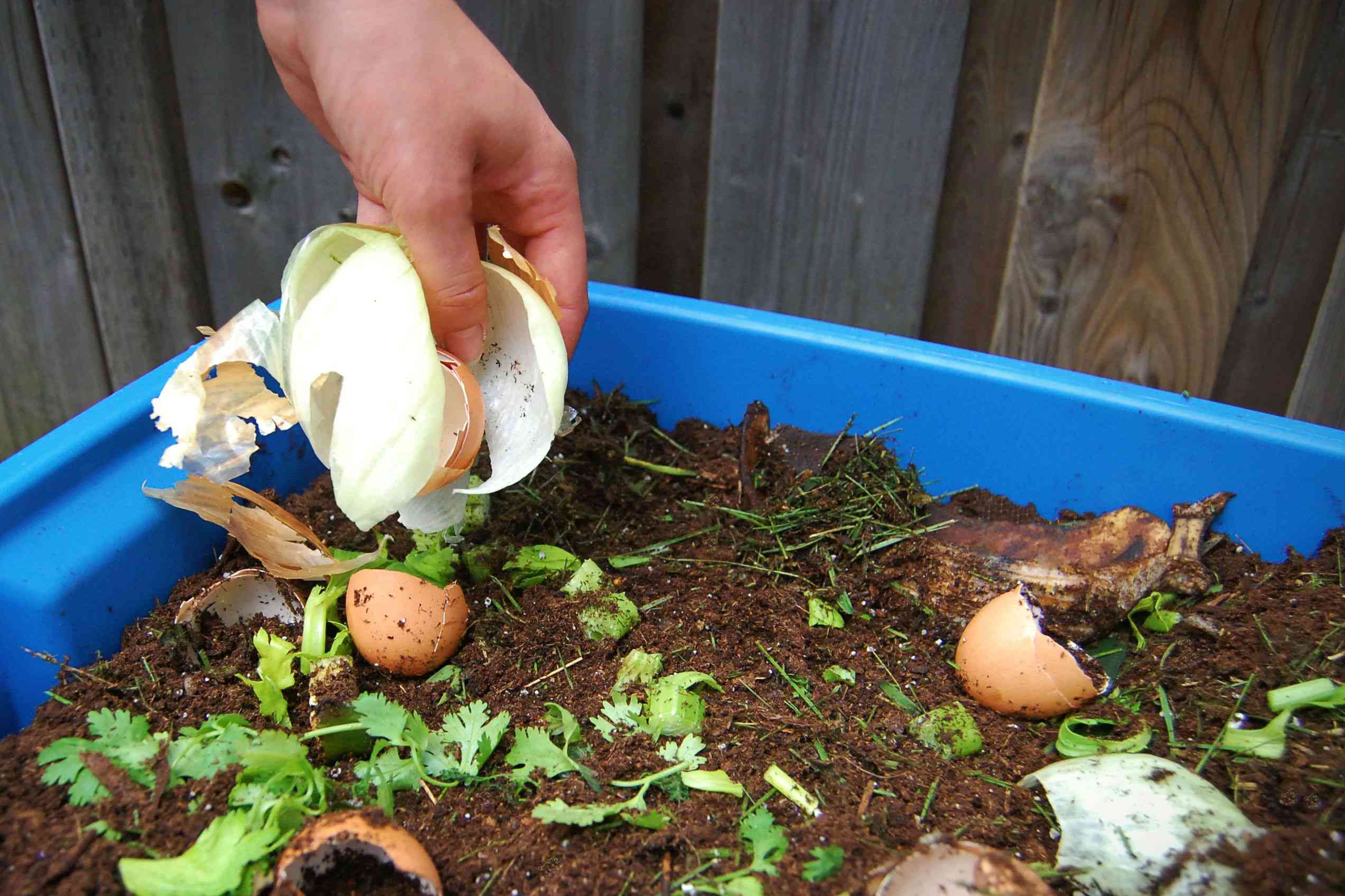 Tips on how to Make a Compost Bin Utilizing Plastic Storage Containers